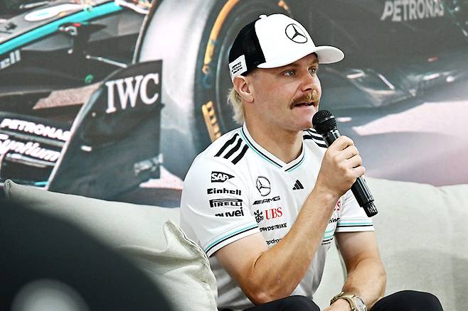 질문에 답하고 있는 발테리 보타스. 사진: 김학수 기자