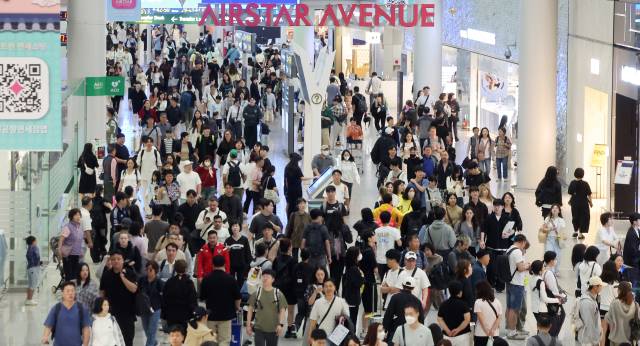 6일 오전 인천국제공항 제1여객터미널 면세구역에 여행객들로 북적이고 있다. 뉴스1