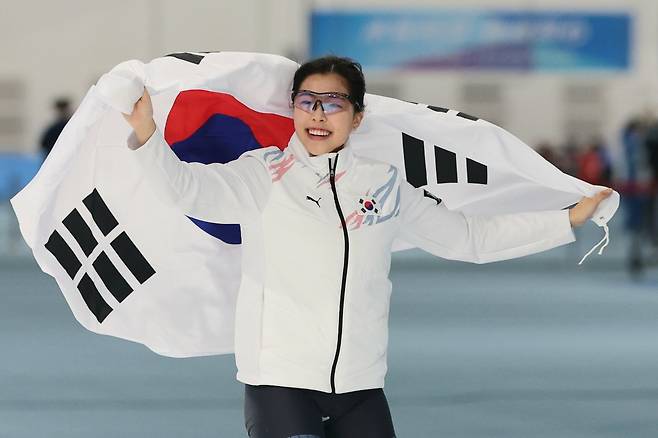 이나현은 대한민국 스피드스케이팅 여자 단거리의 차세대 에이스로 꼽힌다. 하얼빈동계아시안게임에서 금메달 2개를 따냈고, 15일 막을 내린&nbsp;국가대표 선발전 여자 500m 1차 레이스와 1000m에서도 우승을 차지하며 기량을 입증했다. 하얼빈동계아시안게임에서 메달을 획득한 뒤 환호하는 이나현. 뉴시스