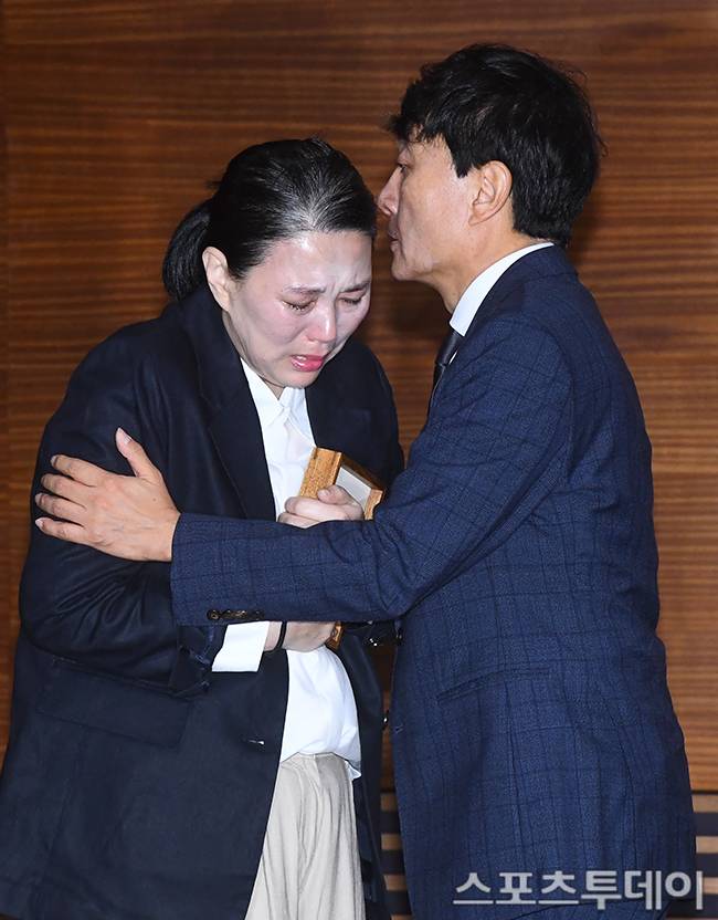 故 오요안나 모친 장연미 씨와 안형준 MBC 사장 / 사진=팽현준 기자