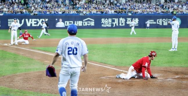 삼성 이승현이 14일 열린 2025 KBO 준플레이오프 4차전에서 8회초 박성한에게 2타점 2루타를 맞은 후 망연자실한 모습을 보이고 있다. /사진=강영조 선임기자