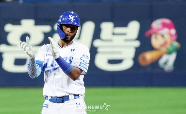 삼성 디아즈가 14일 열린 2025 KBO 준플레이오프 4차전에서 6회말 1타점 적시타를 기록하고 있다. /사진=강영조 선임기자