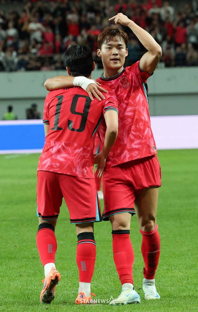 한국 축구 국가대표팀이 14일 서울월드컵경기장에서 파라과이 대표팀과 친선경기를 벌였다.  오현규가 두 번째 골을 터뜨린 후 어시스트를 한 이강인과 기뻐하고 있다. /사진=김진경 대기자