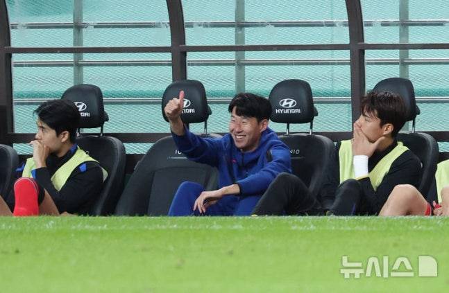 14일 오후 서울 마포구 서울월드컵경기장에서 열린 하나은행 초청 축구국가대표팀 친선경기 대한민국과 파라과이의 경기 후반전, 대한민국 손흥민이 황인범의 슈팅에 엄지를 들어보이고 있다. /사진=뉴시스