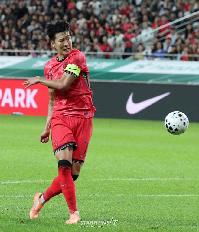 한국 축구 국가대표팀이 14일 서울월드컵경기장에서 파라과이 대표팀과 친선경기를 벌였다.  손흥민이 자신에게 패스된 공을 흘리고 있다. /사진=김진경 대기자