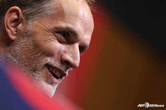 잉글랜드 대표팀 부임 기자회견 당시 미소 짓는 토마스 투헬 감독. /AFPBBNews=뉴스1