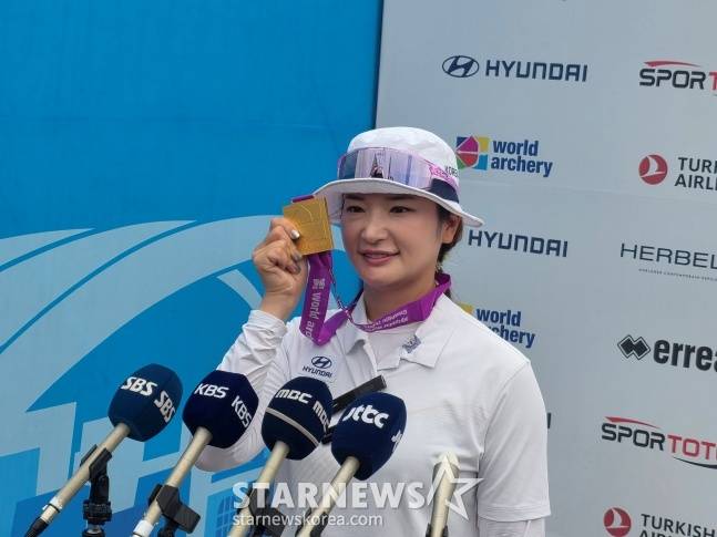 한국 양궁 여자 리커브 국가대표팀 강채영이 지난 9월 12일 광주 5·18 민주광장에서 열린 '광주 2025 현대 세계선수권대회' 여자 개인전에서 우승하고 취재진과 인터뷰하고 있다. /사진=김동윤 기자