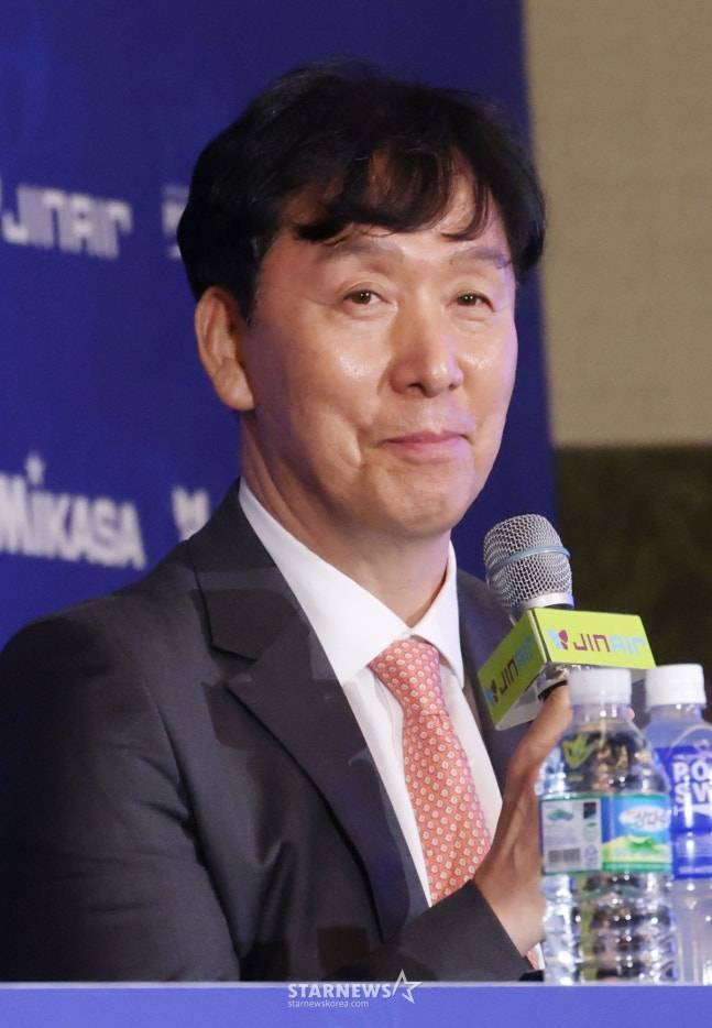 진에어 2025-2026시즌 V리그 미디어데이가 15일 서울 강남구 청담 리베라호텔에서 열렸다.  OK저축은행 신영철 감독이 출사표를 밝히고 있다. /사진=김진경 대기자