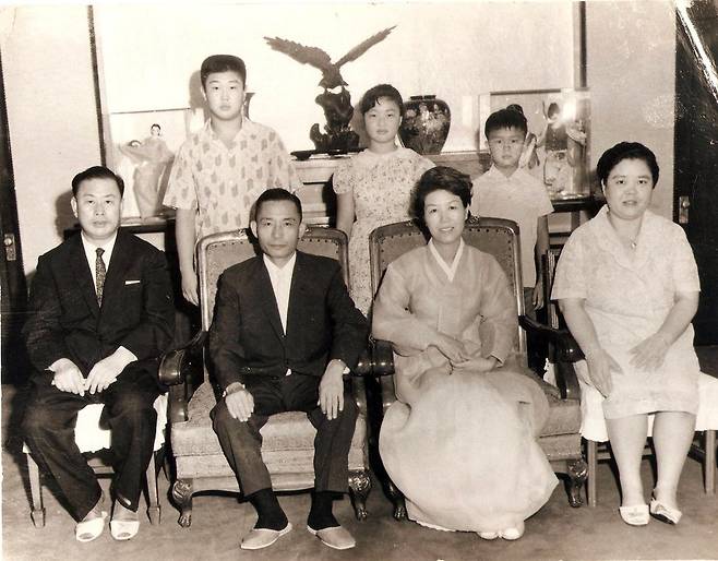 '재일한국동포 권익옹호추진운동본부' 서상운 회장 1962년 8월15일 서갑호 회장이 청와대를 방문해 박정희 당시 국가재건최고회의 의장에게 주일본대한민국대사관 부지와 건물 기증서를 전달 후 찍은 기념사진. 앞줄 가운데가 박정희 의장 부부. 좌우가 서갑호 회장 내외. [연합뉴스 자료사진]