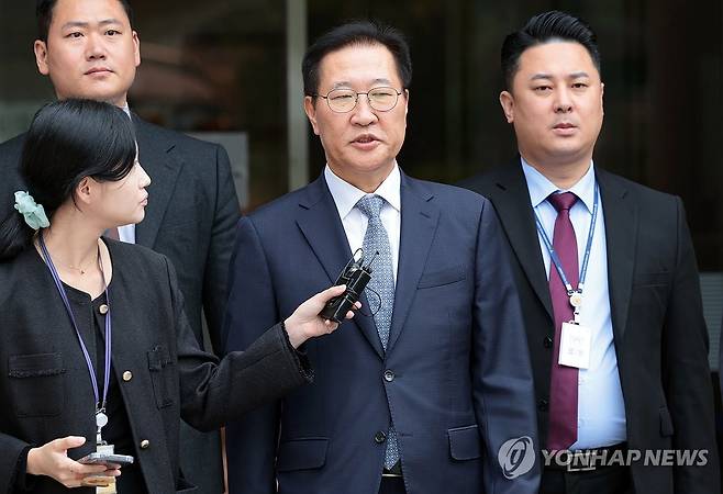 '내란 방조ㆍ가담 혐의' 박성재 전 장관 구속심사 종료 (서울=연합뉴스) 김인철 기자 = 윤석열 전 대통령의 12·3 비상계엄 선포를 방조·가담한 혐의를 받는 박성재 전 법무부 장관이 14일 구속 전 피의자 심문(영장실질심사)을 마치고 서울 서초구 서울중앙지방법원을 나서고 있다. 2025.10.14 yatoya@yna.co.kr