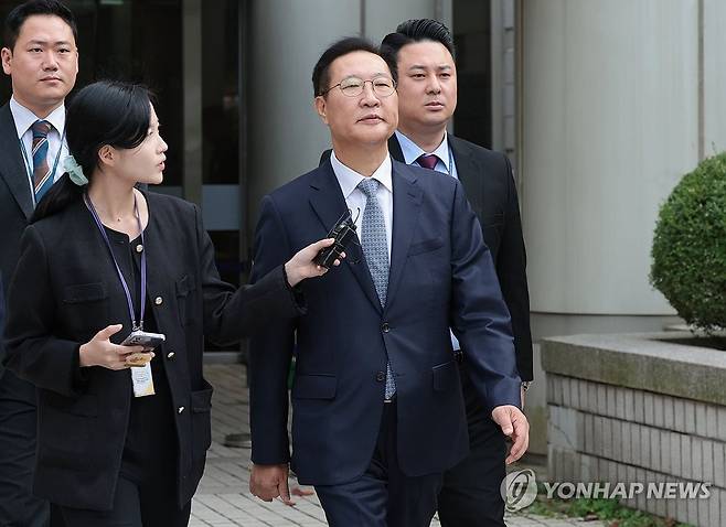 박성재 전 법무부 장관 구속심사 종료 (서울=연합뉴스) 김인철 기자 = 윤석열 전 대통령의 12·3 비상계엄 선포를 방조·가담한 혐의를 받는 박성재 전 법무부 장관이 14일 구속 전 피의자 심문(영장실질심사)을 마치고 서울 서초구 서울중앙지방법원을 나서고 있다. 2025.10.14 yatoya@yna.co.kr