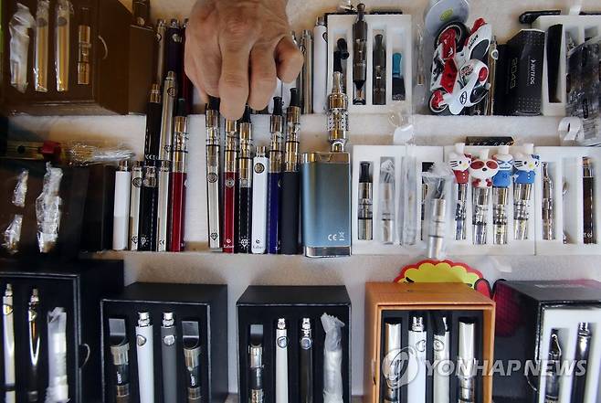 2014년 9월 14일 오후 서울 강남의 한 전자담배 매장에서 매장 직원이 상품을 정리하는 모습[연합뉴스 자료사진]
