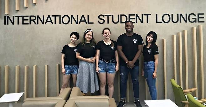 유학생회장 시절 파스칼씨(오른쪽에서 두 번째) [파스칼 제공. 재판매 및 DB 금지]