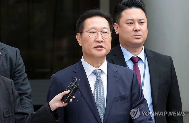 박성재 전 법무부 장관 구속심사 종료 (서울=연합뉴스) 김인철 기자 = 윤석열 전 대통령의 12·3 비상계엄 선포를 방조·가담한 혐의를 받는 박성재 전 법무부 장관이 14일 구속 전 피의자 심문(영장실질심사)을 마치고 서울 서초구 서울중앙지방법원을 나서고 있다. 2025.10.14 yatoya@yna.co.kr