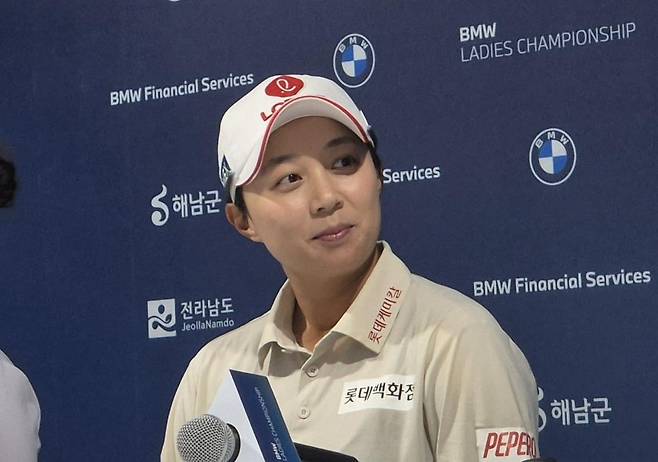 질문 듣는 김효주 (해남=연합뉴스) 김경윤 기자 = 김효주가 15일 전남 해남군 파인비치 골프링크스에서 열린 미국여자프로골프(LPGA) 투어 BMW 레이디스 챔피언십 미디어데이 공식 기자회견에서 질문을 듣고 있다. 2025.10.15. cycle@yna.co.kr