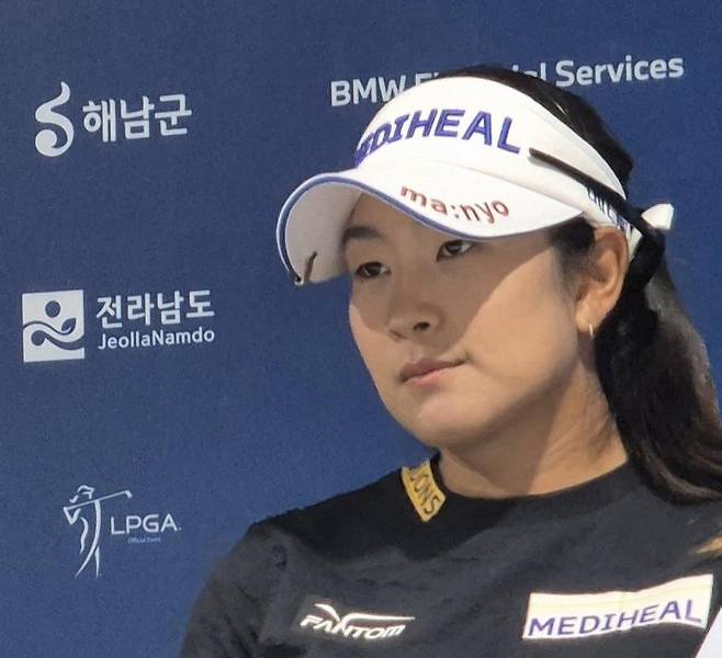 한 곳 응시하는 김아림 (해남=연합뉴스) 김경윤 기자 = 김아림이 15일 전남 해남군 파인비치 골프링크스에서 열린 미국여자프로골프(LPGA) 투어 BMW 레이디스 챔피언십 미디어데이 공식 기자회견에서 질문을 듣고 있다. 2025.10.15. cycle@yna.co.kr