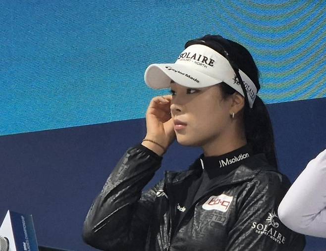 질문 듣는 윤이나 (해남=연합뉴스) 김경윤 기자 = 윤이나가 15일 전남 해남군 파인비치 골프링크스에서 열린 미국여자프로골프(LPGA) 투어 BMW 레이디스 챔피언십 미디어데이 공식 기자회견에서 질문을 듣고 있다. 2025.10.15. cycle@yna.co.kr
