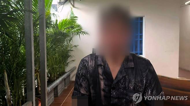 캄보디아 범죄단지서 구출된 한국인 A씨 (시하누크빌[캄보디아]=연합뉴스) 손현규 특파원 = 지난달 캄보디아 시하누크빌 범죄단지에서 구출된 한국인 B씨가 지난 14일(현지시간) 캄보디아 시하누크빌주 지방경찰청 내 이민국에서 취재진과 인터뷰를 하고 있다. 2025.10.15 son@yna.co.kr