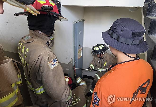 재건축 예정 아파트서 화재 대비 훈련 (창원=연합뉴스) 김선경 기자 = 23일 오전 경남 창원시 성산구 상남동 대우아파트(재건축 예정)에서 창원소방본부가 마련한 화재 대비 훈련에 응원협정기관인 미해군(CFAC) 소방대가 참여해 문 개방 훈련을 진행하고 있다. 2025.9.23 ksk@yna.co.kr