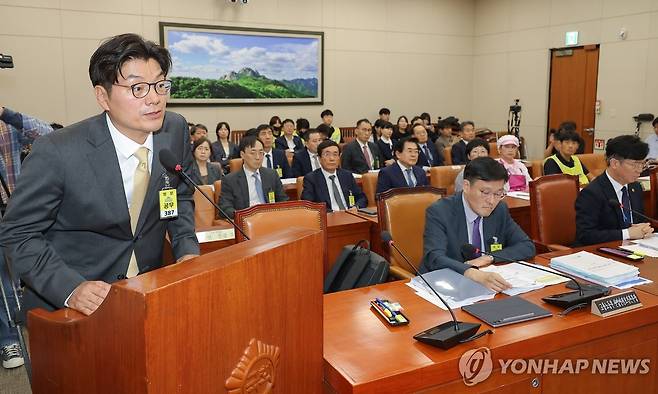 의원 질의에 답하는 정종철 CFS 대표 (서울=연합뉴스) 류영석 기자 = 정종철 쿠팡풀필먼트서비스(CFS) 대표이사가 15일 서울 여의도 국회에서 열린 고용노동부에 대한 기후에너지환경고용노동위원회 국정감사에서 의원 질의에 답변하고 있다. 2025.10.15 ondol@yna.co.kr