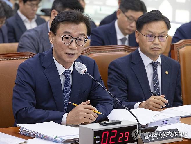 의원 질의에 답변하는 전재수 해양수산부 장관 (서울=연합뉴스) 황광모 기자 = 전재수 해양수산부 장관이 15일 서울 여의도 국회 농림축산식품해양수산위원회에서 열린 2025년도 해양수산부 등에 대한 국정감사에서 의원 질의에 답하고 있다. 2025.10.15 hkmpooh@yna.co.kr