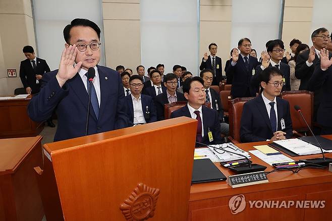 허철훈 중앙선거관리위원회 사무총장 선서 (서울=연합뉴스) 박동주 기자 = 허철훈 중앙선거관리위원회 사무총장이 15일 서울 여의도 국회에서 열린 행정안전위원회의 중앙선거관리위원회, 인사혁신처 등에 대한 국정감사에서 선서하고 있다. 2025.10.15 pdj6635@yna.co.kr