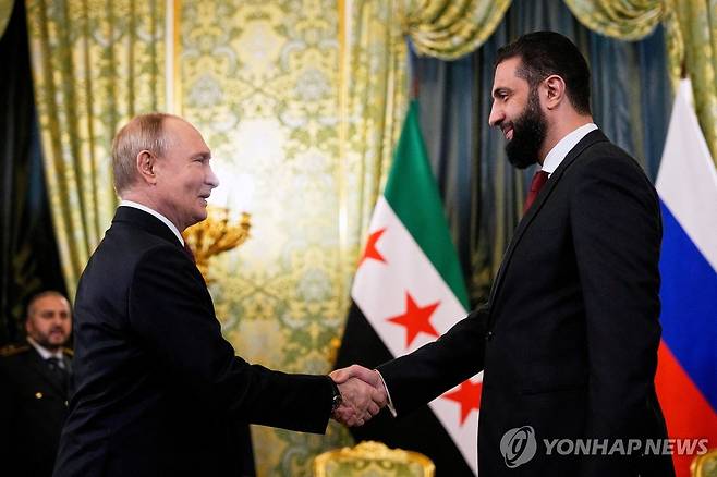 블라디미르 푸틴 러시아 대통령과 아메드 알샤라 시리아 임시대통령 [로이터/크렘린풀 연합뉴스. 재판매 및 DB 금지]