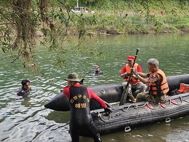 ▲ 잠수부들이 투입돼 하천 바닥을 중심으로 추가 수색을 벌이고 있다./이경주 기자 kjlee@incheonilbo.com