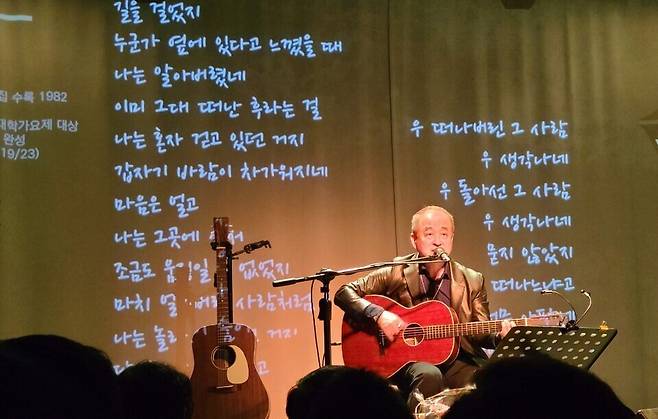 ▲ 노래하고 있는 산울림 김창훈. /사진제공=인송문학촌