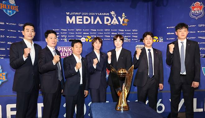 16일 서울 호텔리베라 청담에서 열린 '진에어 2025~2026 V-리그 여자부 미디어데이'에서 정관장 고희진(사진 왼쪽부터)·현대건설 강성형·IBK기업은행 김호철·흥국생명 요시하라 토모코·페퍼저축은행 장소연·한국도로공사 김종민·GS칼텍스 이영택 감독이 기념촬영하고 있다. 연합