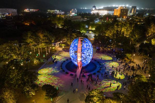 15일 오후 경북 경주시 보문단지 호반 광장에서&nbsp;APEC&nbsp;보문단지 야간경관개선 '빛의 향연' 시연회가 진행되고 있다. 시연회에서 거대한 알 모양의&nbsp;APEC&nbsp;상징 조형물에 미디어 아트가 진행되고 있다. 2025.10.15 [사진=연합뉴스]