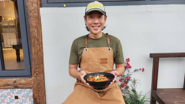 이방우동 하재범 씨가 어묵튀김우동을 들고 있다. /이원재 기자