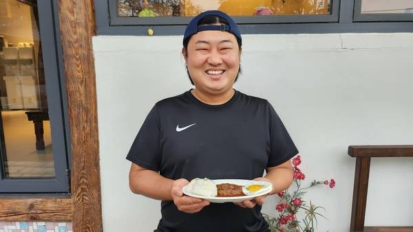 하씨라이스 박현준 씨가 함박스테이크를 들고 있다. /이원재 기자