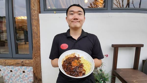 내동반점 최한샘 씨가 불마늘 짜장면을 들고 있다. /이원재 기자