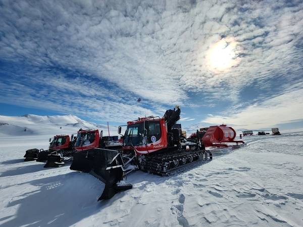장보고기지의 설상차가 눈을 헤치며 길을 내고 있다. /이영호
