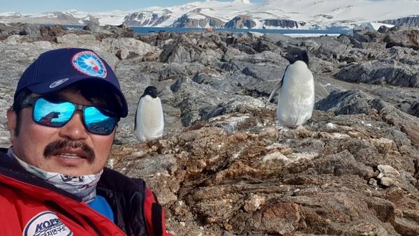 이영호 씨가 연구 활동 중 발견한 펭귄과 사진을 찍었다. /이영호