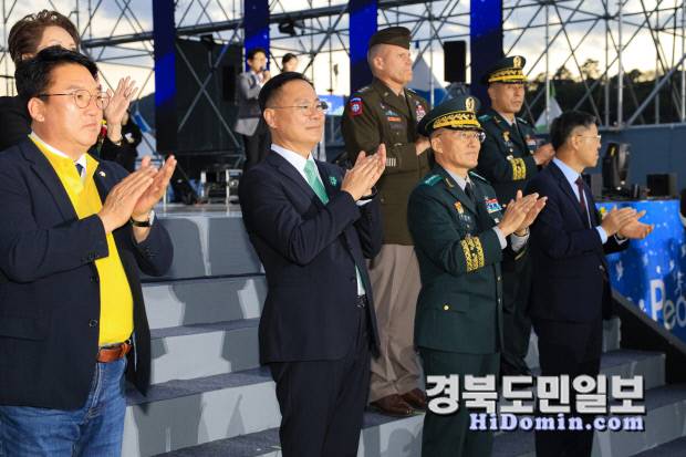 '제11회 칠곡낙동강평화축제 및 제15회 낙동강지구전투 전승행사' 개막식에 참여한 김재욱 칠곡군수와 칠곡군 관계자들 모습. 사진=칠곡군 제공