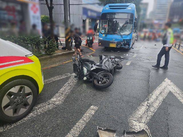 경찰은 지난 8월 부산에서 시내버스가 건널목으로 돌진해 2명이 숨지고 2명이 다친 사고의 원인이 운전자의 ‘페달 오조작’인 것으로 최종 판단했다. 부산일보DB