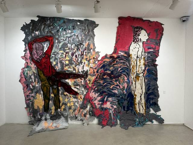 맥화랑에서 전시 중인 방정아 '손톱달님'(왼쪽)과 소름쫙(2025) 설치 작품. 김은영 기자 key66@