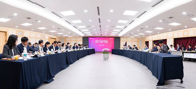 ▲ 구미시가 시청 대회의실에서 지역구 도의원 8명과 김장호 시장, 주요 간부공무원 등 30여 명이 참석한 가운데 '주요 현안사업 논의 및 도비 지원 건의 간담회'를 열고 있다.