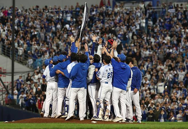 지난 14일 대구 삼성라이온즈파크에서 열린 2025 KBO 프로야구 포스트시즌 준플레이오프 4차전 SSG 랜더스와 삼성 라이온즈의 경기. 5-2로 승리한 삼성 선수들이 기뻐하고 있다. 연합뉴스