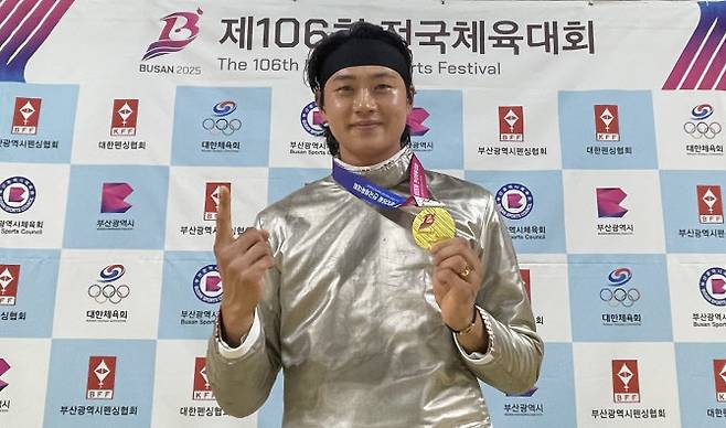 지난달 25일 부산 스포원파크 금정체육관에서 열린 제106회 전국체육대회 펜싱 남자 사브르 개인전에서 우승을 차지한 오상욱이 기념촬영을 하고 있다. 사진=대한펜싱협회