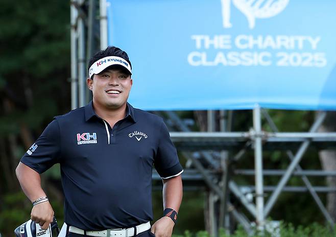 이승택이 16일 열린 KPGA 투어 더채리티클래식 1라운드 경기 도중 환한 미소를 짓고 있다.