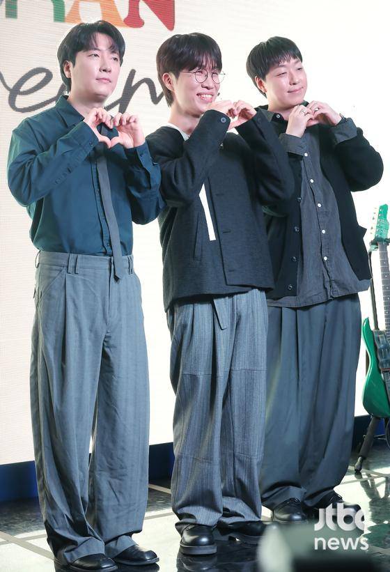 밴드 소란이 16일 오후 서울 엠피엠지 사옥에서 열린 EP 'DREAM' 쇼케이스 무대에 올라 포토타임을 갖고 있다. 박세완 엔터뉴스팀 기자 park.sewan@jtbc.co.kr