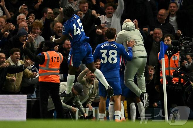 지난 5일 리버풀전에서 후반 추가 시간 결승골이 터진 뒤 선수들과 기뻐하는 엔초 마레스카 첼시 감독(오른쪽). ⓒ AFP=뉴스1
