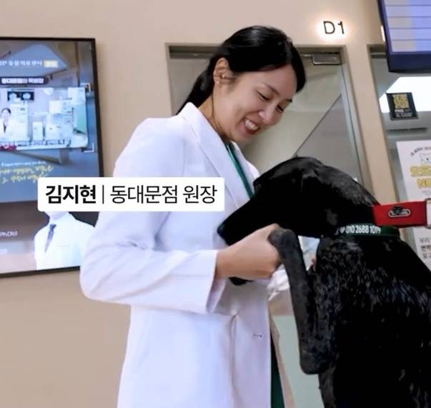 핑고가 VIP동물의료센터 동대문점에 방문해 김지현 원장과 인사하고 있다(병원 제공). ⓒ 뉴스1