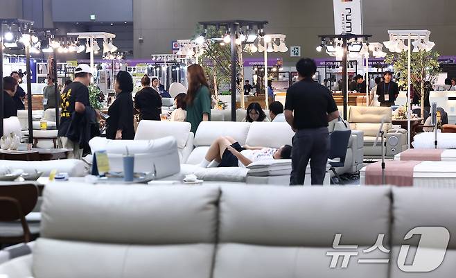 16일 경기 고양시 킨텍스에서 열린 제18회 고양가구박람회를 찾은 관람객들이 전시장을 둘러보고 있다. 2025.10.16/뉴스1 ⓒ News1 김성진 기자