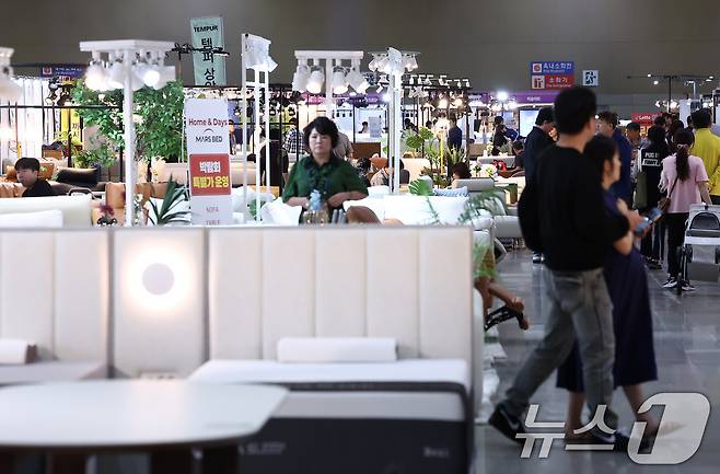 16일 경기 고양시 킨텍스에서 열린 제18회 고양가구박람회를 찾은 관람객들이 전시장을 둘러보고 있다. 2025.10.16/뉴스1 ⓒ News1 김성진 기자