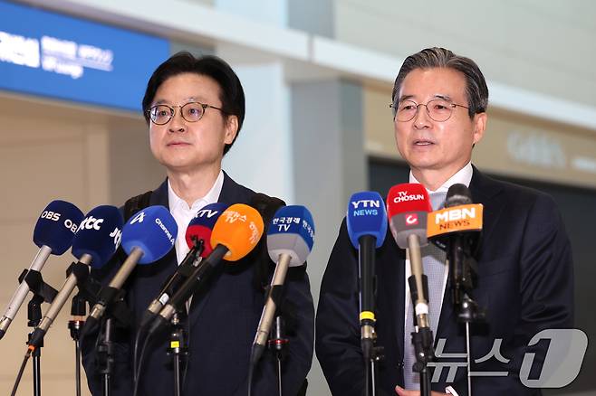 김용범(오른쪽) 대통령실 정책실장과 김정관 산업부 장관이 미국과의 관세협상 후속 논의를 위해 16일 오전 인천 국제공항 제2터미널을 통해 미국으로 출국 전 취재진과 인터뷰를 갖고 있다. 2025.10.16/뉴스1 ⓒ News1 이호윤 기자