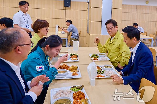 이재명 대통령이 지난 21일 서울 용산 대통령실 청사에서 김현지 총무비서관 등 직원들과 오찬을 하고 있다. (이재명 대통령 SNS. 재판매 및 DB 금지) 2025.8.22/뉴스1 ⓒ News1 허경 기자